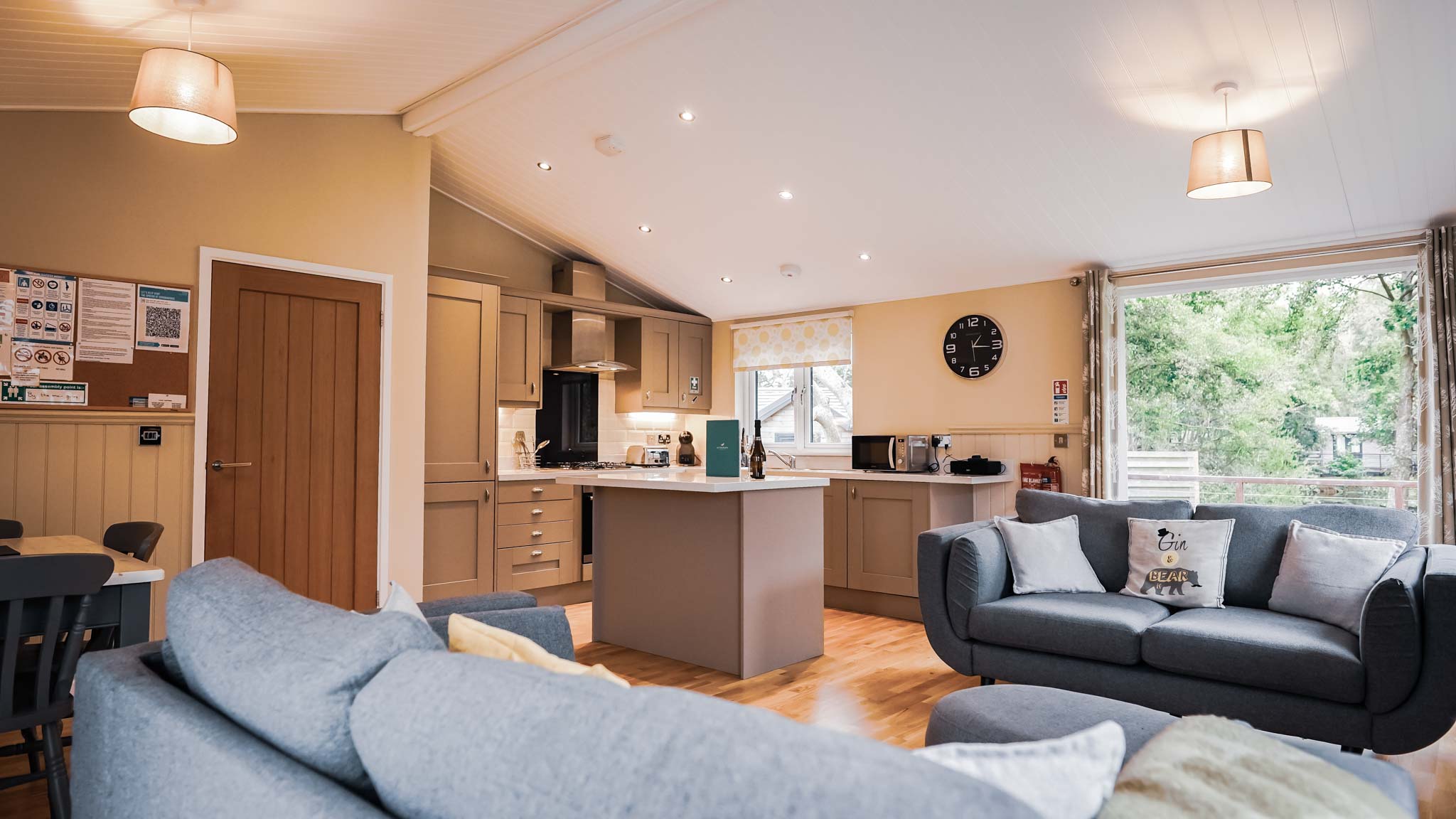 Luxury Lakeside Hot Tub Lodge, Warren Wood Country Park, nr Eastbourne