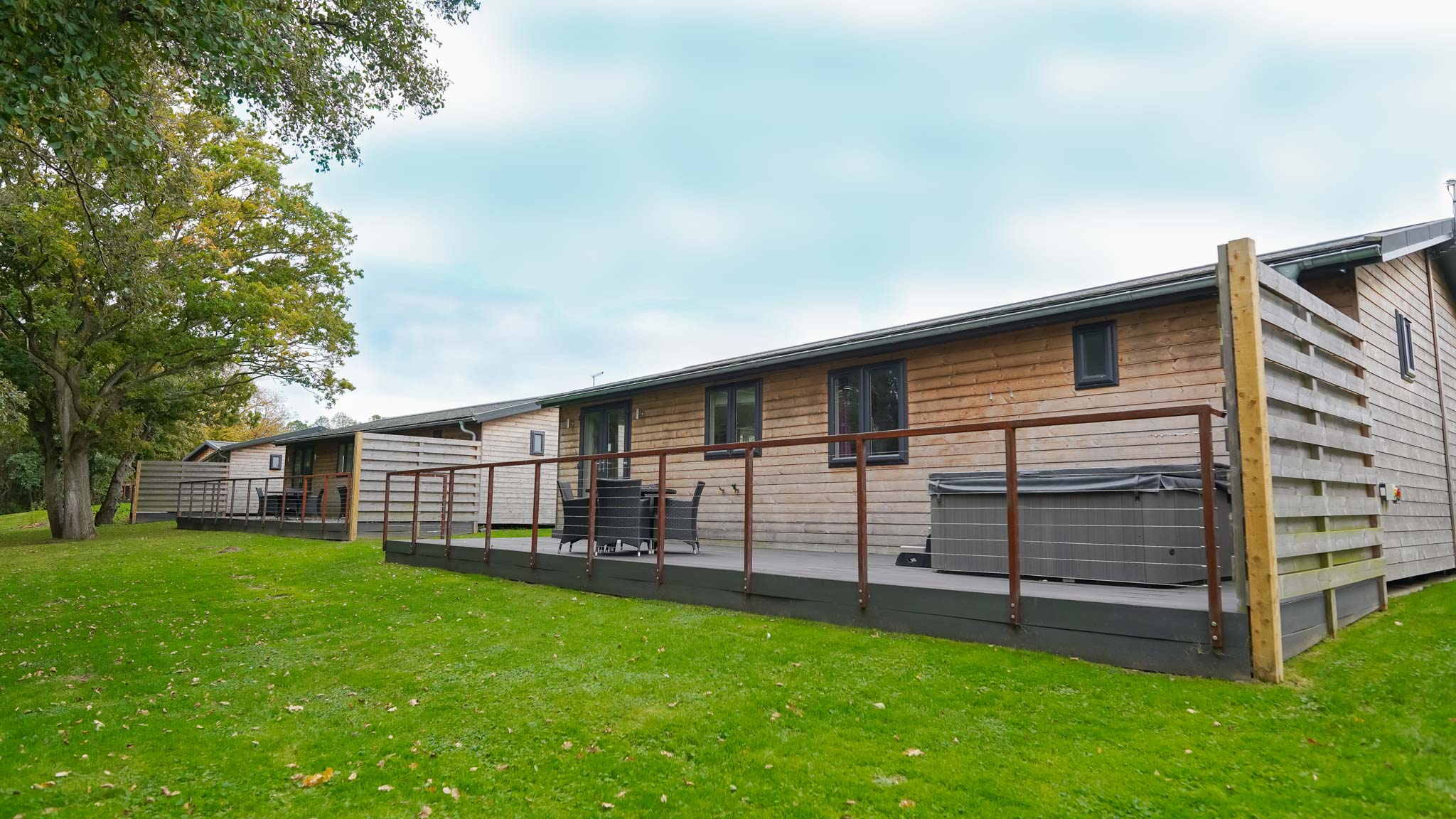 Luxury Lakeside Hot Tub Lodge, Warren Wood Country Park, nr Eastbourne