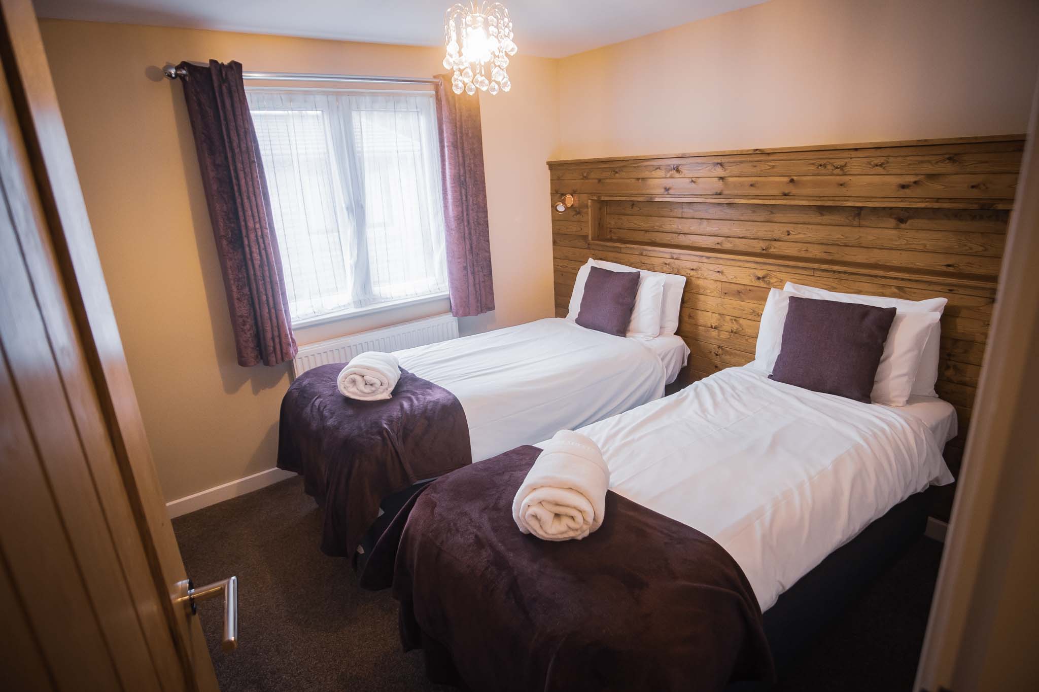 Luxury Lakeside Hot Tub Lodge, Warren Wood Country Park, nr Eastbourne