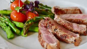 grilled steak with asparagus and tomatoes