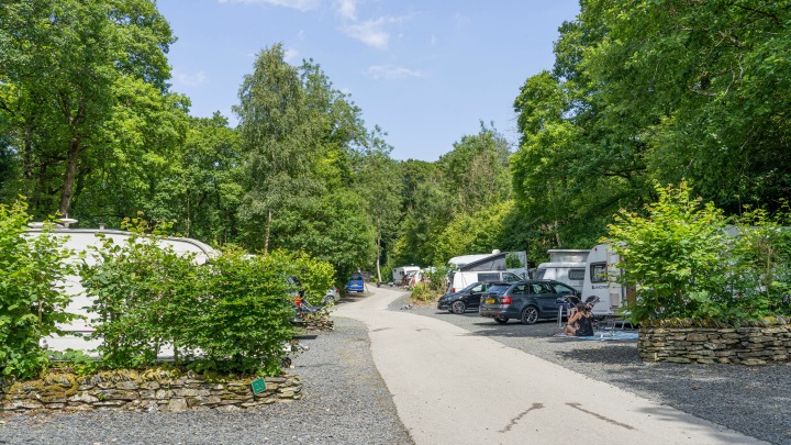 Hill of Oaks Lodge & Caravan Park