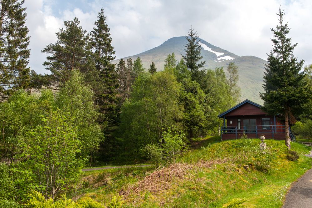 Exterior%20of%20Osprey%20Lodge%20with%20mountains%20behind