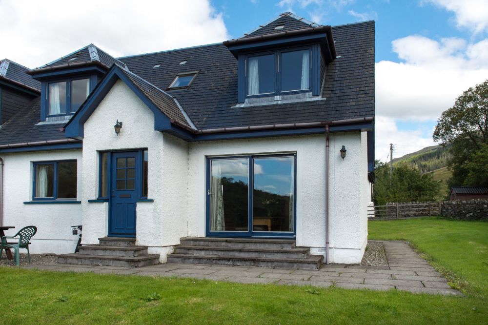 Rear%20of%20Stob%20Binnein%20Cottage%20showing%20patio%20doors%20and%20lawn