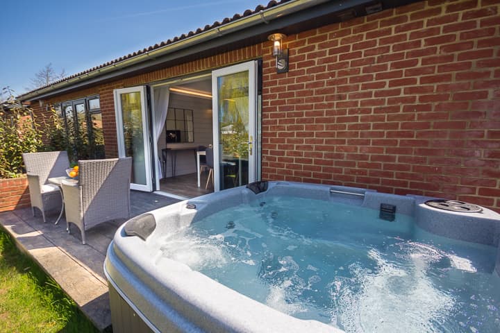 2-Bedroom Premium Cottage with Hot Tub, The Lakes Rookley, nr Ventnor