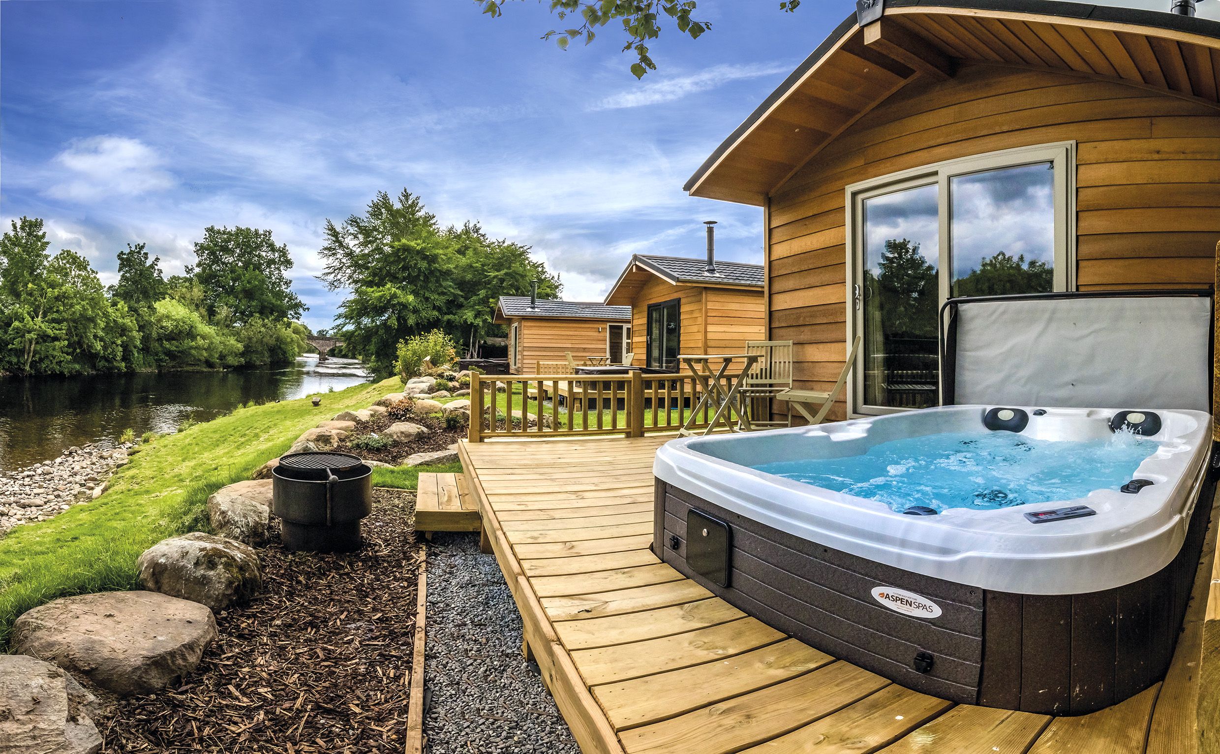 DogFriendly Riverside Lodge with Hot Tub, Braidhaugh Holiday Park