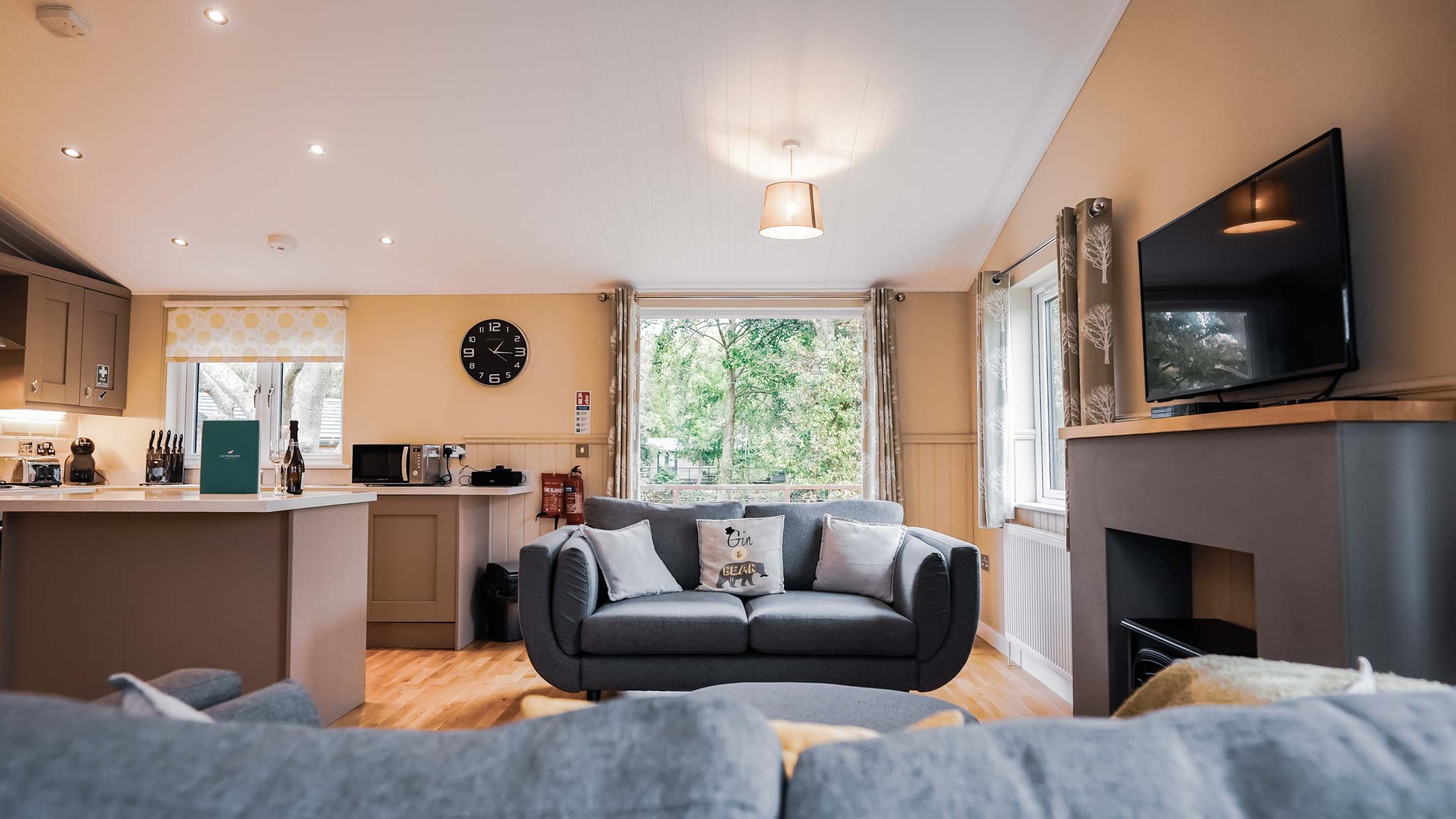 Luxury Lakeside Hot Tub Lodge, Warren Wood Country Park, nr Eastbourne