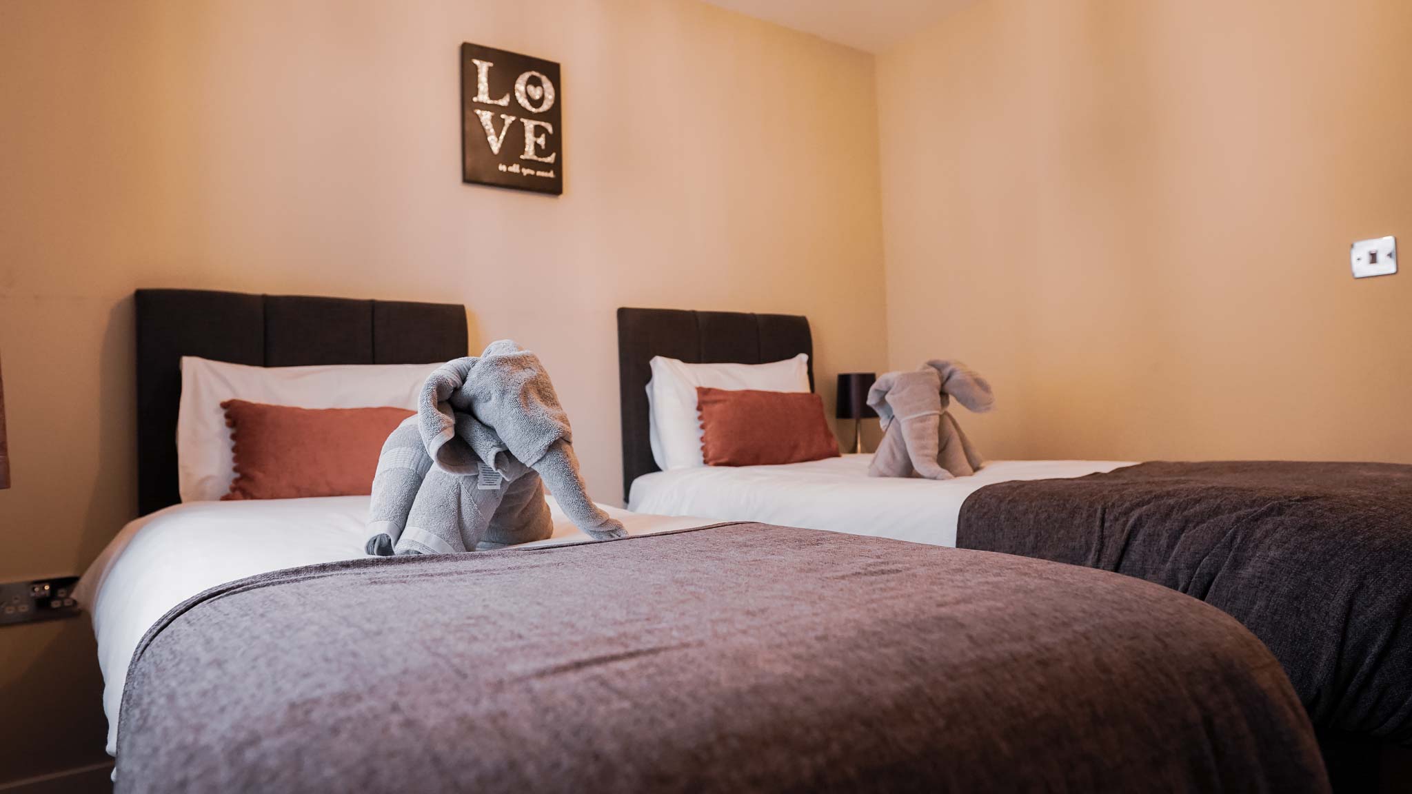 Luxury Lakeside Hot Tub Lodge, Warren Wood Country Park, nr Eastbourne