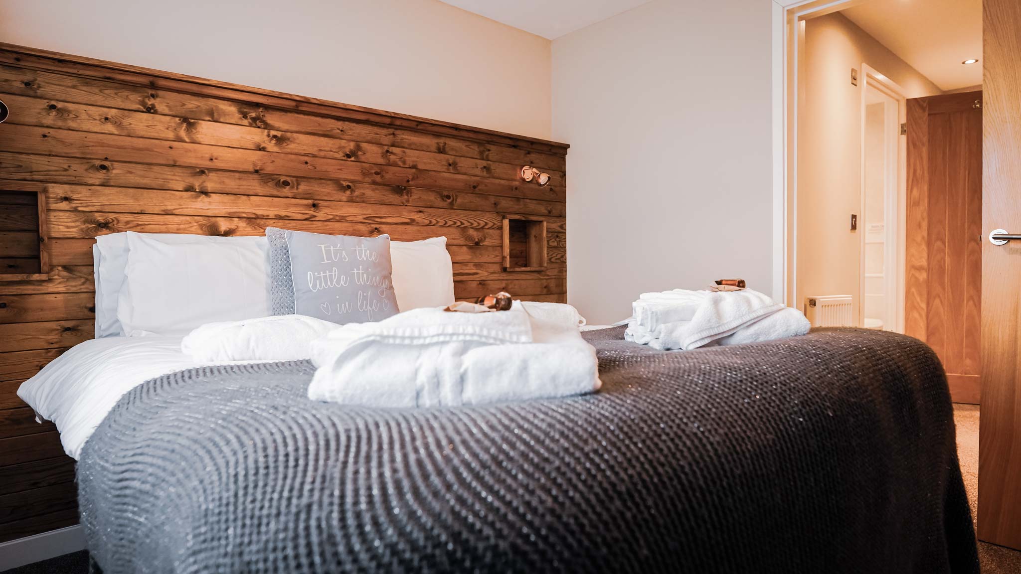 Luxury Lakeside Hot Tub Lodge, Warren Wood Country Park, nr Eastbourne