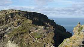 the remains of tintagel castle in cornwall